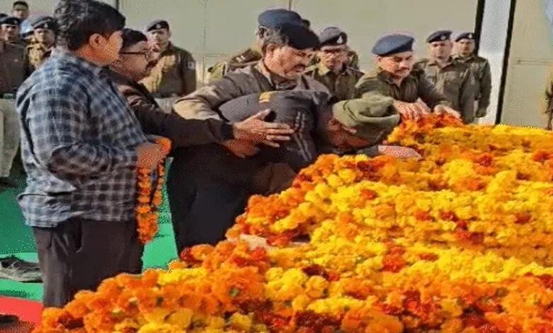 मुरैना और भिंड में 4 पुलिसकर्मियों का अंतिम संस्कार, सड़क हादसे में गई थी जान, परिजनों का रो-रोकर बुरा हाल