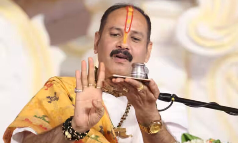 कुबरेश्वर धाम पर विवाद: कथावाचक प्रदीप मिश्रा का बयान, ‘होटल में न रुकें, बाबा कांबेश्वर भंडारी का द्वार खुला है