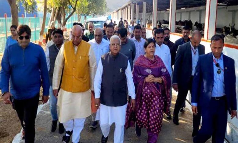 राज्यपाल पटेल ने किया गौवंश का पूजन मुरारीलाल तिवारी गौशाला का किया भ्रमण