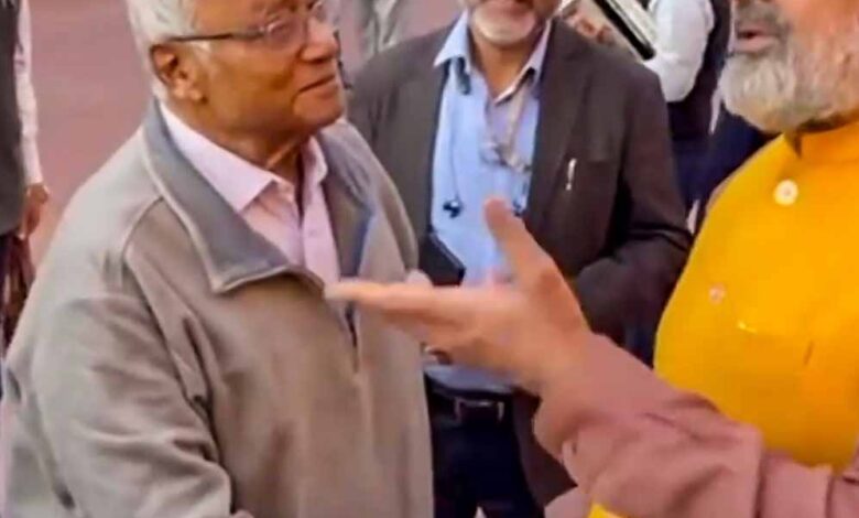 सिर्फ-एक-सिगरेट?-पकड़े-जाने-पर-भड़के-ममता-के-सांसद,-बयान-ने-बढ़ाया-बवाल