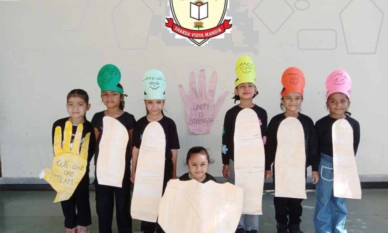 बच्‍चों की लघु नाटिका प्रस्‍तुत: अंगुलियों और अंगूठें की लड़ाई में हथेली की समझाइश