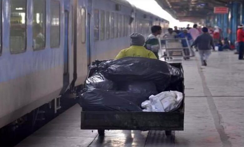 आठ माह में गंदगी फ़ैलाने वालों से रेलवे ने 24 लाख 82 हजार से अधिक का जुर्माना वसूला