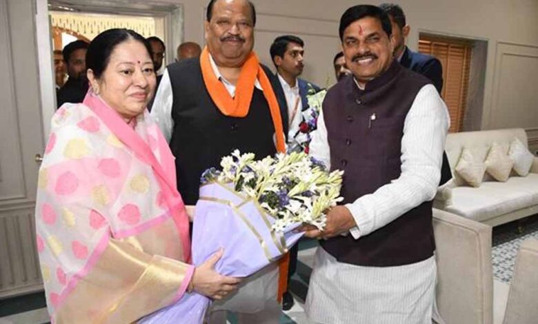 मुख्यमंत्री डॉ. यादव का मंत्री श्काश्यप ने किया अभिवादन