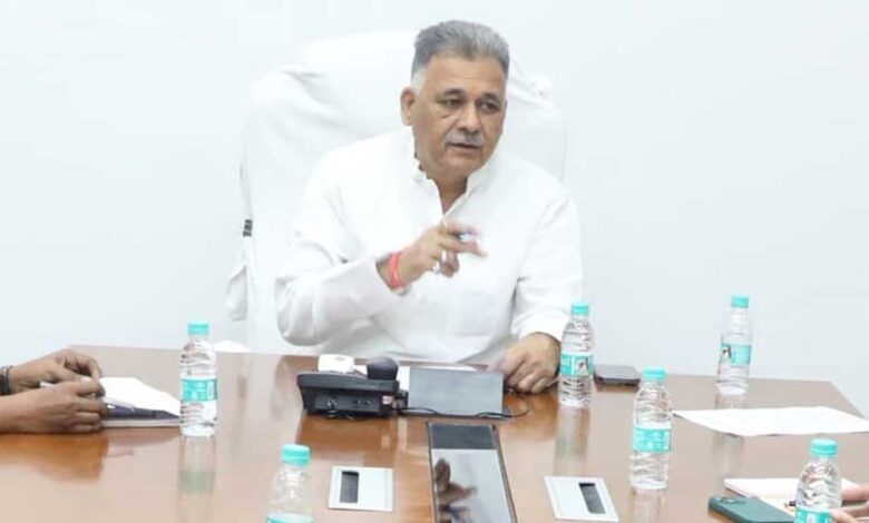 प्रभारी मंत्री  इन्दर सिंह परमार ने प्रेस वार्ता को किया संबोधित