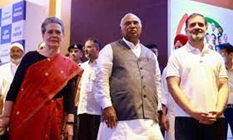 दिल्ली-में-राहुल-गांधी-का-सख्त-संदेश:-मंच-से-चुनाव-अधिकारियों-को-चेतावनी,-कहा–-कानून-बदलेगा,-होगी-कार्रवाई