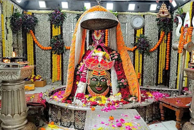 उज्जैन महाकाल मंदिर के गर्भगृह में 20 साल बाद बड़ा बदलाव, 25 किलो चांदी के नए द्वार पर उकेरी गईं खास आकृतियां