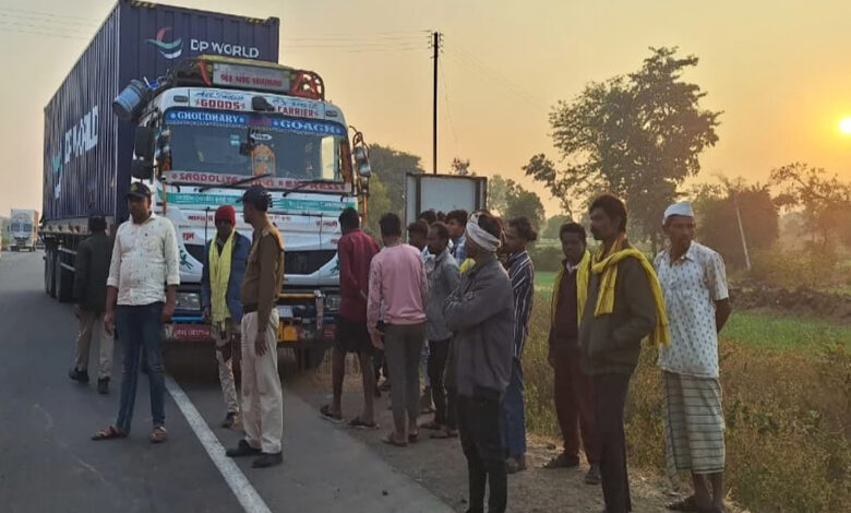 बड़वानी में दर्दनाक हादसा: महाराष्ट्र से लौट रहे बाइक सवार दंपती को कंटेनर ने कुचला, पति की मौत