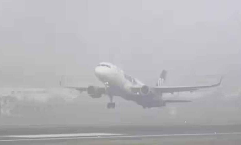 दिल्ली-NCR में घना कोहरा और स्मॉग, 22 उड़ानें रद्द, विजिबिलिटी प्रभावित