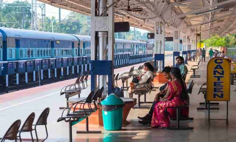 रेल-यात्रियों-को-दोहरा-झटका:-किराया-बढ़ा,-तय-सीमा-से-ज्यादा-सामान-पर-भी-लगेगा-चार्ज