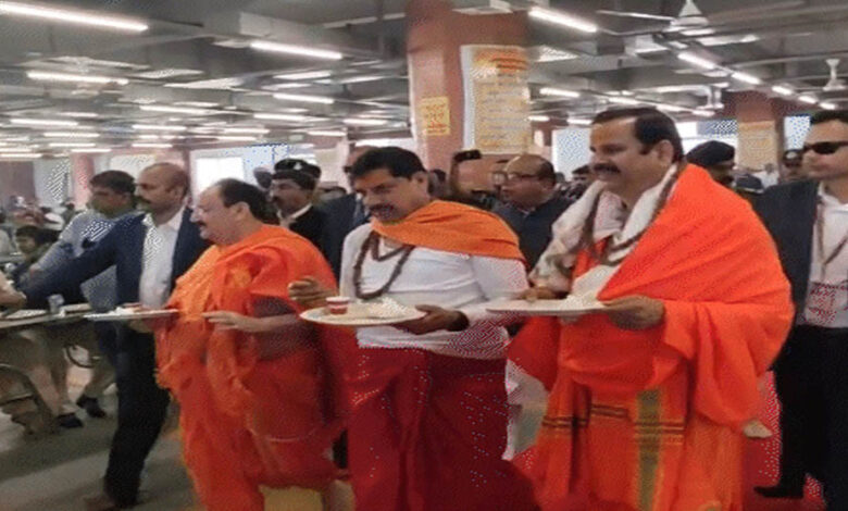 महाकाल के अन्नक्षेत्र में जेपी नड्डा और CM मोहन यादव ने स्वयं उठाई प्रसादी की थाली