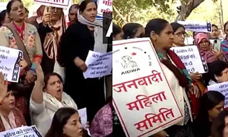 उन्नाव-रेप-केस:-कुलदीप-सेंगर-की-जमानत-के-खिलाफ-दिल्ली-हाईकोर्ट-के-बाहर-महिलाओं-का-जोरदार-प्रदर्शन