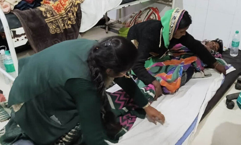 मध्य-प्रदेश-की-राज्य-मंत्री-प्रतिमा-बागरी-बनीं-नर्स,-सतना-अस्पताल-में-मरीजों-के-लिए-बिछाईं-बेडशीट