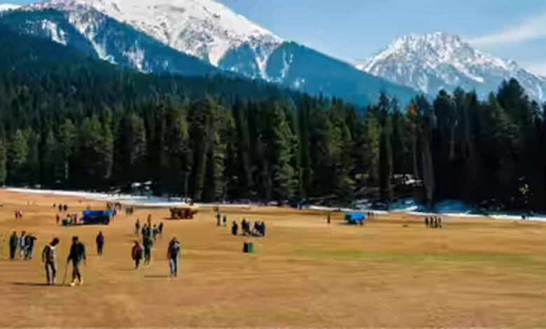 पहलगाम-हमले-के-बाद-कश्मीर-में-फिर-चहलकदमी,-नए-साल-से-पहले-पर्यटकों-की-आमद-में-उछाल