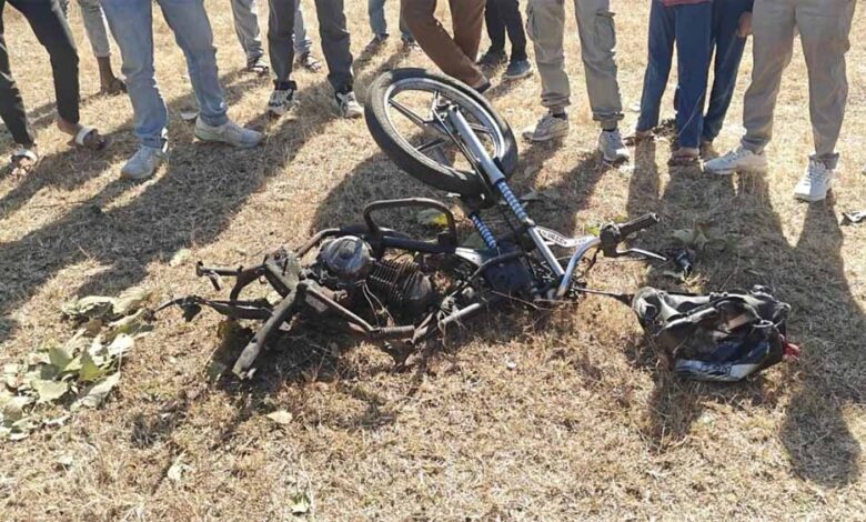 mp-में-चलती-बाइक-में-जोरदार-धमाका,-युवक-के-पैरों-के-उड़े-चीथड़े,-मौके-पर-मौत