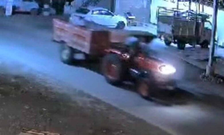 रतलाम-में-ट्रैक्टर-चोरी-के-दौरान-फायरिंग,-ग्रामीणों-की-बहादुरी-से-एक-बदमाश-धराया