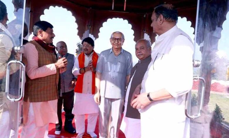 मुख्यमंत्री-डॉ-मोहन-यादव-ने-ग्राम-सुजापुर-में-पूर्व-सांसद-स्व.-लक्ष्मी-नारायण-पांडेय-की-प्रतिमा-का-किया-अनावरण