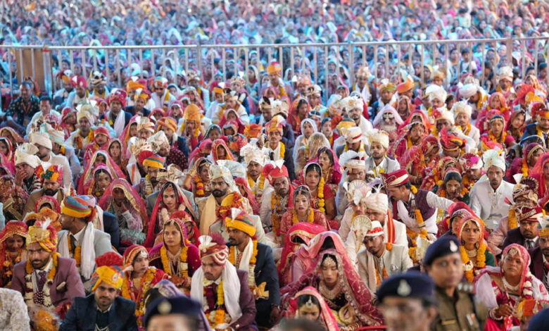 क्षिप्रा-में-cm-मोहन-ने-251-नवदंपतियों-को-आशीर्वाद-दिया,-बोले-सामूहिक-विवाह-से-कम-होता-है-पारिवारिक-बोझ