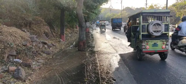 भोपाल: पाइपलाइन में लीकेज से हजारों लीटर पानी बर्बाद: बीच सड़क पर बह रहा पानी