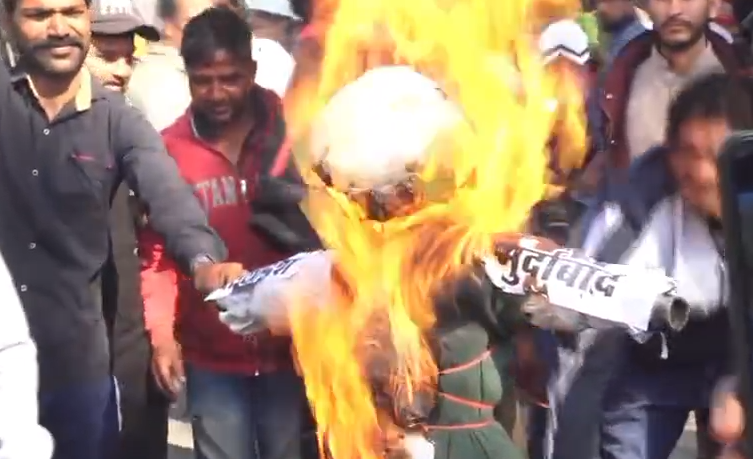 भोपालः बांग्लादेश में हिंदुओं पर अत्याचार के खिलाफ आक्रोश, मुस्लिम समाज ने फूंका पुतला