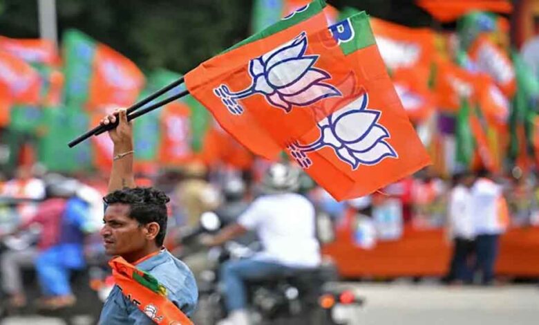 नागपुर में BJP उम्मीदवार की घेराबंदी, नामांकन वापसी के विरोध में समर्थकों ने घर में किया नजरबंद