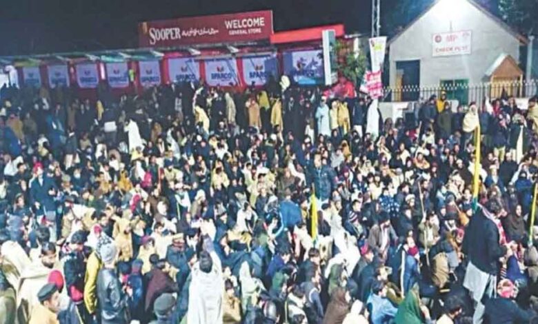 PoK में फिर उबाल पर जनाक्रोश, पाक सरकार की वादाखिलाफी से सड़कों पर उतरे लोग