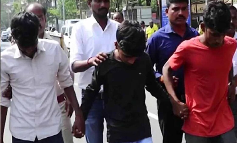 कर्नाटका में माता-पिता गए थे घर से बाहर, 3 दरिंदे आए और लड़की को अगवा कर किया रेप
