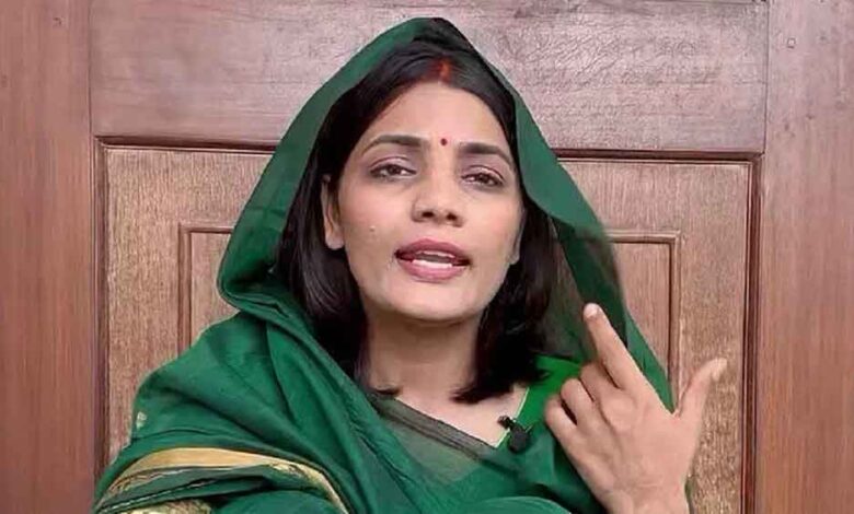 चार घंटे थाने में रहीं नेहा राठौर, बयान दर्ज नहीं हुआ, बोलीं– पीएम मोदी पर दिए बयान से पीछे नहीं हटूंगी