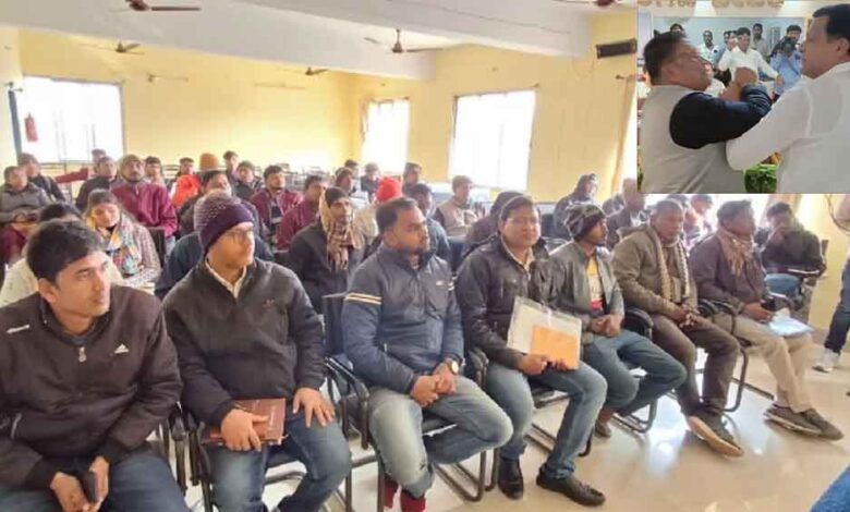 मीटिंग-में-मचा-बवाल:-भाजपा–कांग्रेस-विधायक-आपस-में-भिड़े,-गालियों-तक-पहुंचा-विवाद,-राज्यमंत्री-रह-गए-हैरान