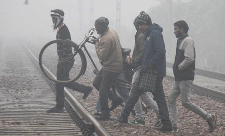 उत्तर भारत में कड़ाके की सर्दी, कश्मीर की झीलें बर्फ से ढकीं, हवाई यात्रा पर भी असर