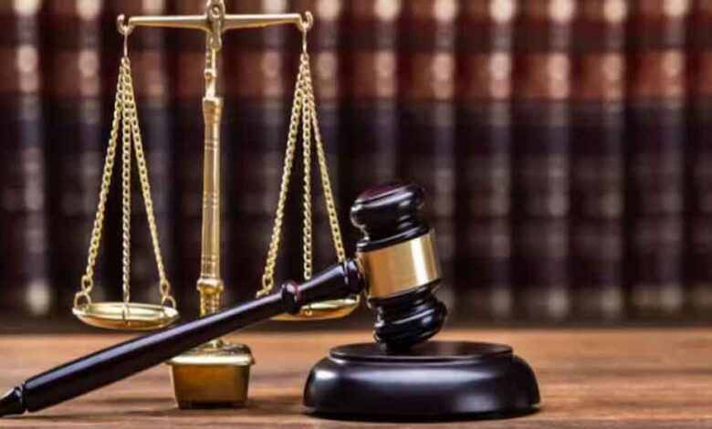 चुपचाप-खड़ी-रहो…महिला-के-इस-एक-वाक्य-से-भड़क-उठे-जज-साहब,-अदालत-में-मचा-हंगामा