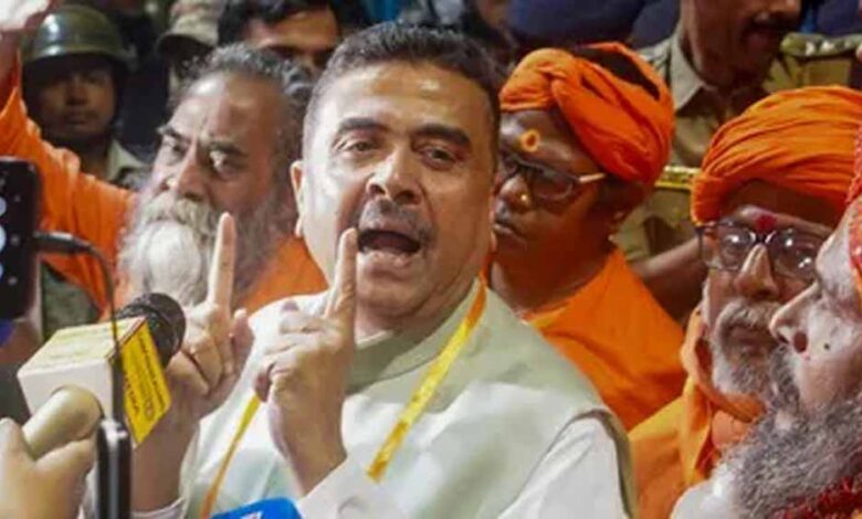 शुभेंदु अधिकारी के काफिले पर हमला कर गाड़ी पर बरसाईं लाठियां, धरने पर बैठे भाजपा नेता