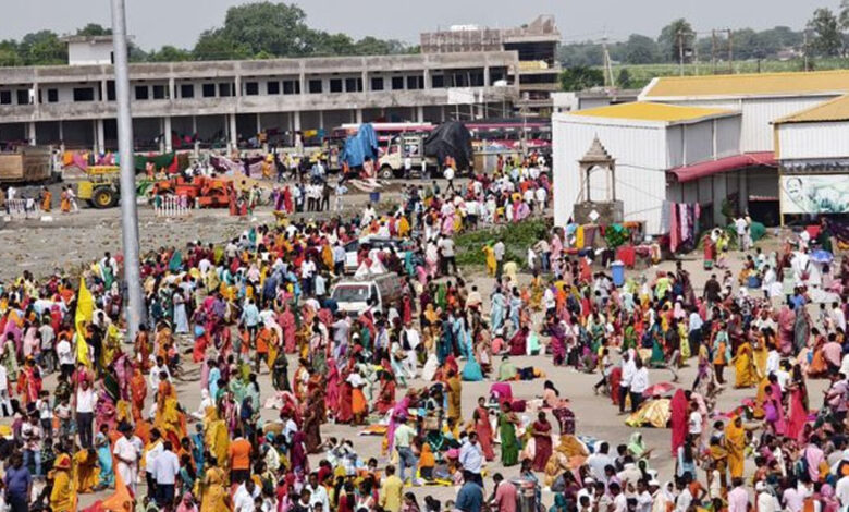मकर-संक्रांति-पर-कुबेरेश्वरधाम-में-भक्तों-का-उमड़ा-सैलाब,-शिव-भोग-के-लिए-बने-5100-तिल-गुड़-के-लड्डू