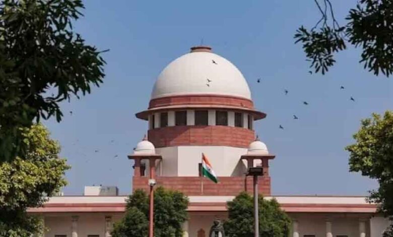 सावरकर-की-तस्वीर-हटाने-की-मांग-पर-सुप्रीम-कोर्ट-सख्त,-याचिकाकर्ता-पूर्व-अधिकारी-को-कड़ी-फटकार