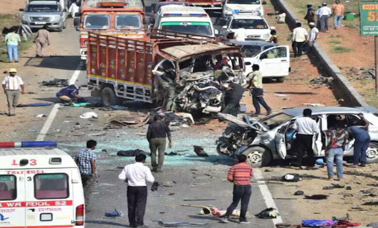 बरेला सड़क हादसा: मजदूरों की मौत से लहूलुहान एमपी, सरकार ने मुआवजे की घोषणा की