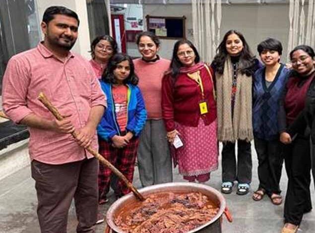 छात्रों-ने-जानी-परंपरा-की-कला,-ठप्पा-छपाई-से-लेकर-बहते-पानी-में-कपड़े-धोने-की-तकनीक-सीखी