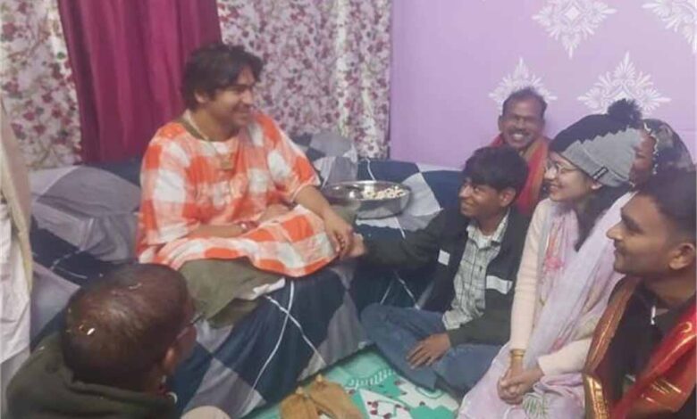 रात के अंधेरे में वचन निभाने आए आचार्य धीरेंद्र शास्त्री