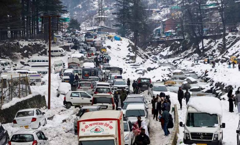 उत्तर भारत के कई राज्यों में सहित दिल्ली भीगी, पहाड़ों पर भारी बर्फबारी