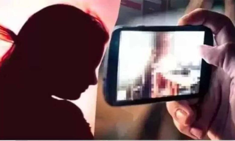 उमरिया में गणतंत्र दिवस कार्यक्रम में कपड़े बदल रही छात्राओं का बनाया वीडियो, रोकने पर बदमाशों ने शिक्षकों पर किया हमला