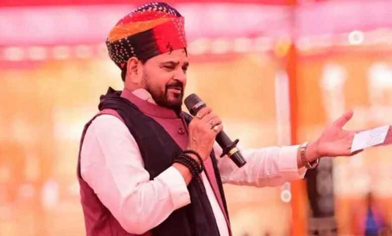 बृजभूषण शरण सिंह से मिलने 900 KM पैदल चला युवक, हेमंत सूर्यवंशी का MLA प्रतीक ने किया भव्य स्वागत