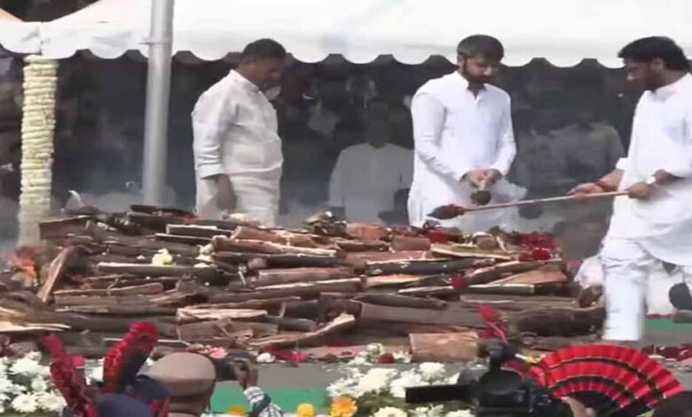 अजित पवार का अंतिम संस्कार राजकीय सम्मान के साथ, दोनों बेटों ने दी मुखाग्नि