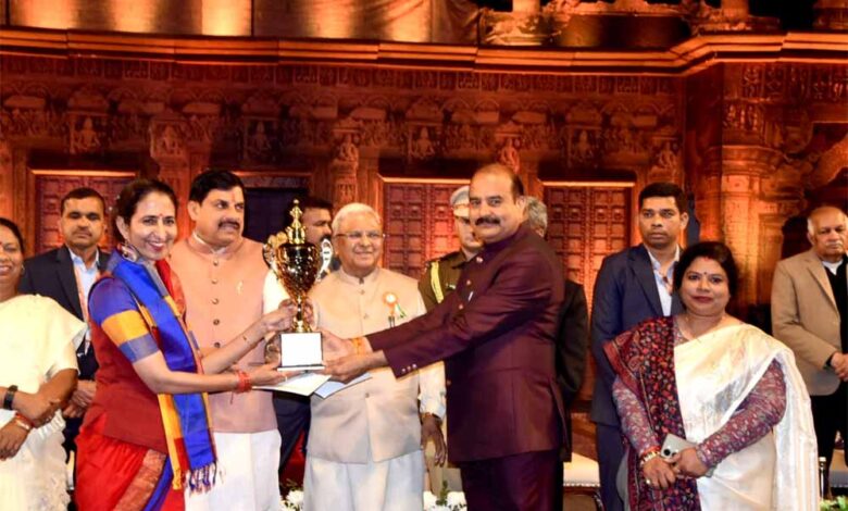 उच्च शिक्षा मंत्री श्री परमार ने राज्यस्तरीय समारोह में झांकी को द्वितीय स्थान मिलने पर दी बधाई