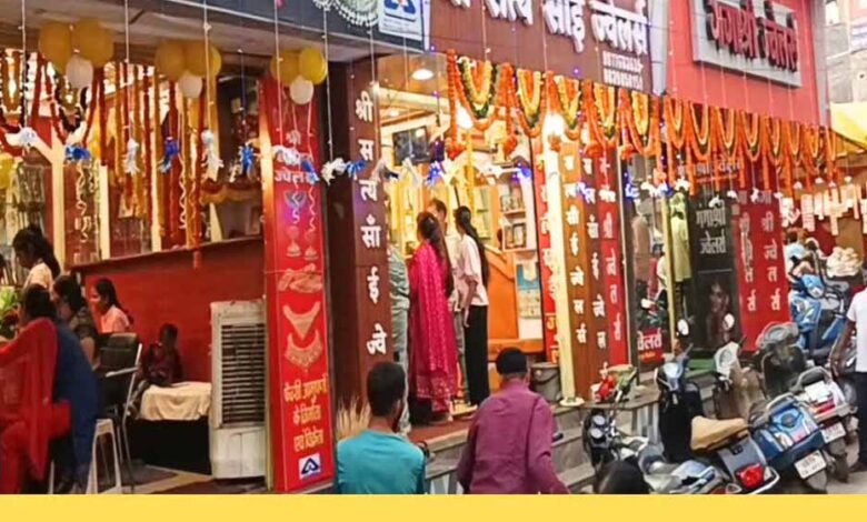 सोना-चांदी की बढ़ती कीमतों से व्यापारियों में संकट, सालों बाद लोग गिरवी जेवर छुड़ाने पहुंच रहे