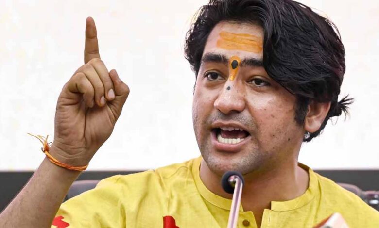 धीरेंद्र शास्त्री की नसीहत: मुसलमानों को गालियां देकर हिंदू राष्ट्र नहीं बन सकता