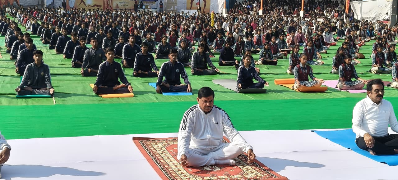 मुख्यमंत्री डॉ. यादव ने विद्यार्थियों संग किया सूर्य नमस्कार, दिया राष्ट्र निर्माण का मंत्र