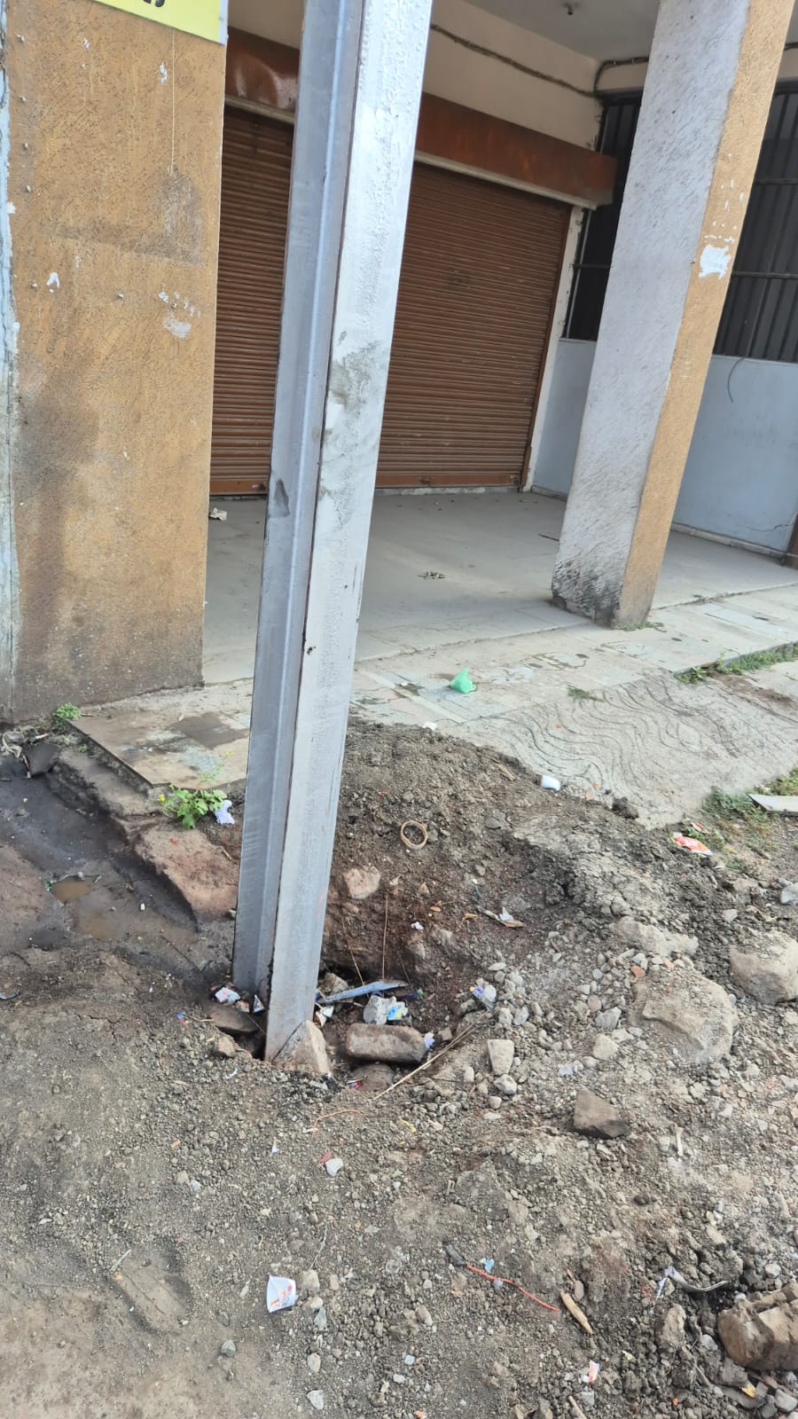 भोपाल में बिना कंक्रीट खड़े किए जा रहे बिजली के खंभे