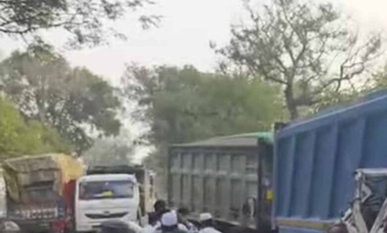आगर-मालवा के तीन लोगों की गुजरात में मौत, ट्रक से कार की टक्कर के बाद सड़क पर फैले शव