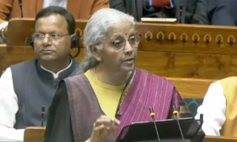 वित्त-मंत्री-सीतारमण-पेश-कर-रहीं-आम-बजट,-भारत-के-आर्थिक-विकास-के-लिए-बताया-6-सूत्रीय-फॉर्मूला