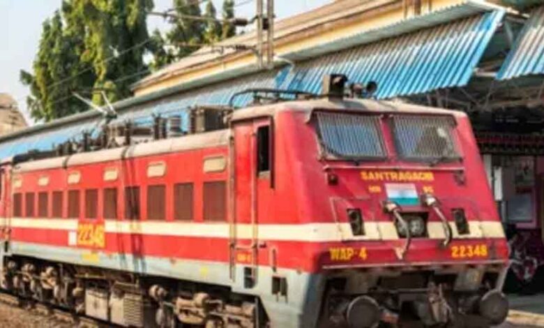 होली पर घर जा रहे हैं? ट्रेन टिकट बुक करने से पहले जानें ये बड़ी अपडेट!