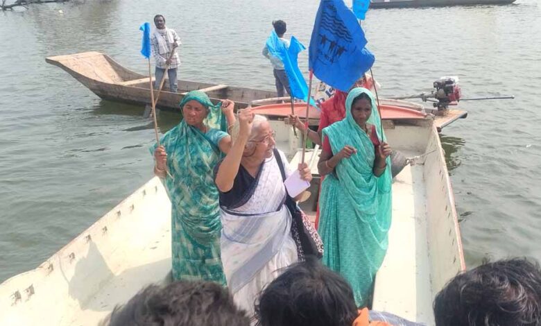 नर्मदा नदी में विशाल नाव रैली, बीच नदी में मेधा पाटकर ने उठाई मछुआरों की आवाज