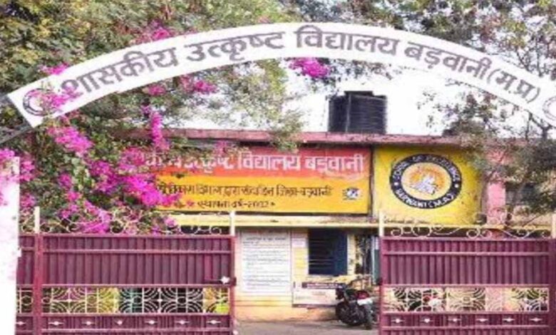 शिकायतकर्ता शिक्षक पर गिरी गाज, दो वेतनवृद्धियाँ रोकी